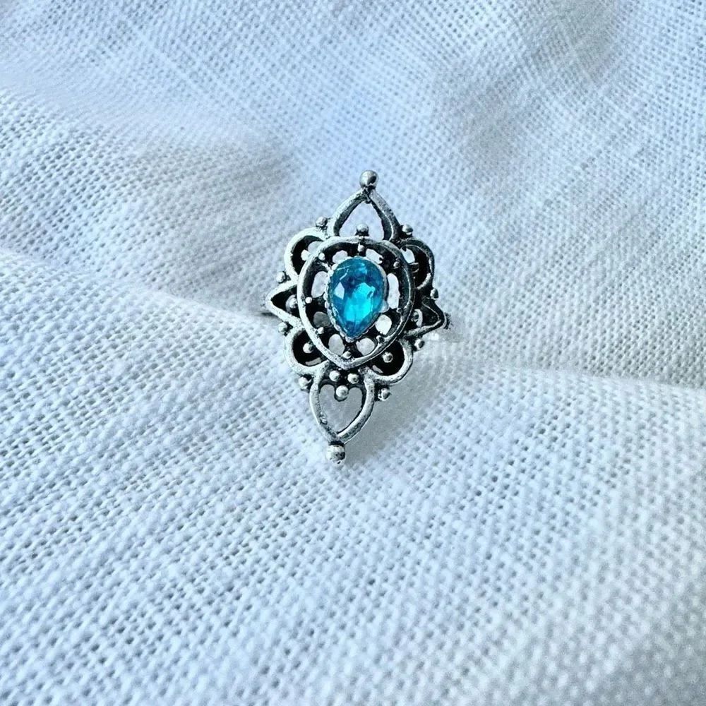 Detailed light blue rhinestone ring size 6